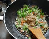 A picture of step 5 of Maggi noodles mix vegetables Chinese Hakka noodles style.