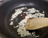 Foto del paso 1 de la receta: Merluza con guisantes y patatas