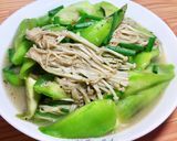 Hình bước làm 3 của món Mướp Hương Xào Nấm Kim Châm Chay