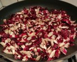 Foto del passaggio 1 della ricetta Risotto radicchio e taleggio