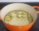 Foto del paso 1 de la receta: Salmón escalfado con patatas asadas y ensalada de col
