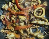 Foto del paso 4 de la receta: Arroz con calamares, gambas y galeras