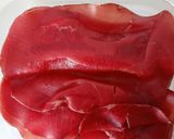 A picture of step 1 of Tramezzini di caprino e bresaola.