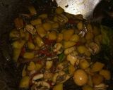 Foto langkah ke 4 dari resep Tumis cumi kentang pedas manis.