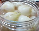Hình bước làm 2 của món Hành muối đơn giản