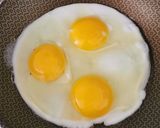 Foto del paso 1 de la receta: Infaltable... Huevos Revueltos con Jamón de Pavita