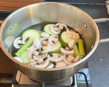 Foto del paso 1 de la receta: Crema de Calabacín con Apio y Champiñones