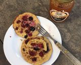 Foto del paso 5 de la receta: Banana-avena-frutos rojos pancakes