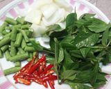 รูปขั้นตอนการทำที่ 1 ของ ผัดพริกแกงกุ้ง