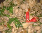 รูปขั้นตอนการทำที่ 5 ของ ผัดกะเพราน่องไก่ (แบบแห้ง)