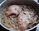 Foto del paso 5 de la receta: Chuletas de Sajonia guisadas con champiñones cremosos