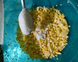 Foto langkah ke 2 dari resep Lepet Jagung Manis dan Gurih.