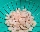 Foto del paso 1 de la receta: Espinacas con gambas y huevo