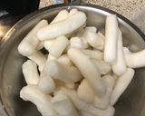 Hình bước làm 1 của món Tteokbokki nấu với tôm và nước cốt dừa