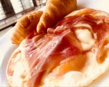 Foto del paso 5 de la receta: Huevos fritos con tomate queso y jamón serrano
