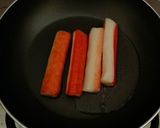 Foto langkah ke 3 dari resep Crap Stick Sushi Roll.