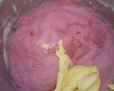 Foto langkah ke 3 dari resep Donat Pinky Kulit Buah Naga.