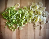 Foto del paso 1 de la receta: Ensalada de pepino, puerro y sardinillas con cherries