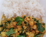 Foto del paso 4 de la receta: Gambas y merluza al curry con garbanzos y espinacas