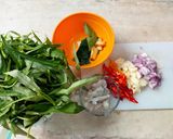 Foto langkah ke 1 dari resep Oseng Kangkung Saus Tiram.