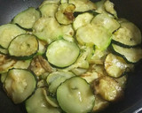 Foto del paso 2 de la receta: Pizza con base de calabacín en la sartén