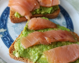 Foto del paso 2 de la receta: Tosta de salmón y aguacate