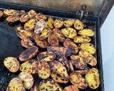 Une image de l'étape 5 de Pommes de terre grillées aux herbes et épices.