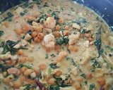 Foto del paso 3 de la receta: Gambas y merluza al curry con garbanzos y espinacas