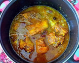 Foto del paso 8 de la receta: Pollo de corral en salsa de cebollas moradas y pasas gigantes