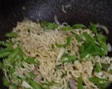 Foto langkah ke 3 dari resep Tumis Mie Buncis.