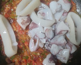 Foto del paso 4 de la receta: Chipirones con almejas y calamares en salsa