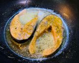 Lazac, póréhagymás szószban recept fázis 2 fotója