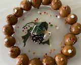 A picture of step 4 of Gulab jambu wreath.