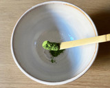Foto del paso 3 de la receta: Cómo se prepara el té Matcha tradicional