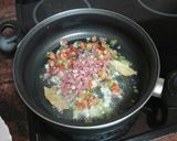 Foto del paso 2 de la receta: Garbanzos con longaniza fresca y huevos fritos