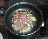 Foto del paso 2 de la receta: Garbanzos con longaniza fresca y huevos fritos