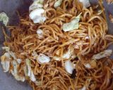 Foto langkah ke 3 dari resep Mie Tek Tek Goreng.