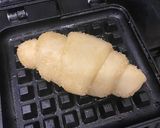 Foto langkah ke 2 dari resep Croffle (croissant waffle).