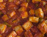 Foto del paso 3 de la receta: Tofu en salsa de tomate comercial 🥫incluyo análisis de etiqueta 🍅 🫒Festejo vegano
