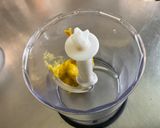 Une image de l'étape 1 de Sauce salade aux épices, herbes et confit d oignons.