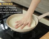 Foto langkah ke 3 dari resep Korean Tortilla Egg Sandwich Devina Hermawan.