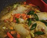 Foto langkah ke 5 dari resep Garang Asem Ayam Daun Kedondong.