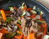 Foto del paso 3 de la receta: Wok de verduras y setas