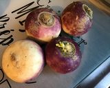Une image de l'étape 1 de Navets et carottes violettes aux épices indiennes, bouillon de porc et coriandre.