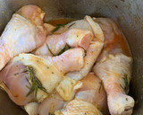 Foto del paso 2 de la receta: Muslitos de pollo con papas al romero