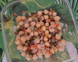 Foto del paso 2 de la receta: Ensalada de garbanzos con salmón marinado