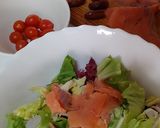 Foto del paso 1 de la receta: Ensalada tibia con salmón ahumado, dátiles, cherry y mezclum