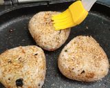 รูปขั้นตอนการทำที่ 6 ของ Yaki Onigiri (ข้าวปั้นย่าง)