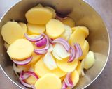 صورة لخطوة 1 من وصفة بطاطا كوشة معسلة في الفرن مع افخاذ دجاج 🥔🍗🍗