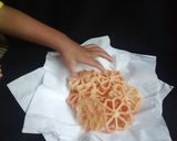 Foto langkah ke 3 dari resep Kembang goyang renyah.